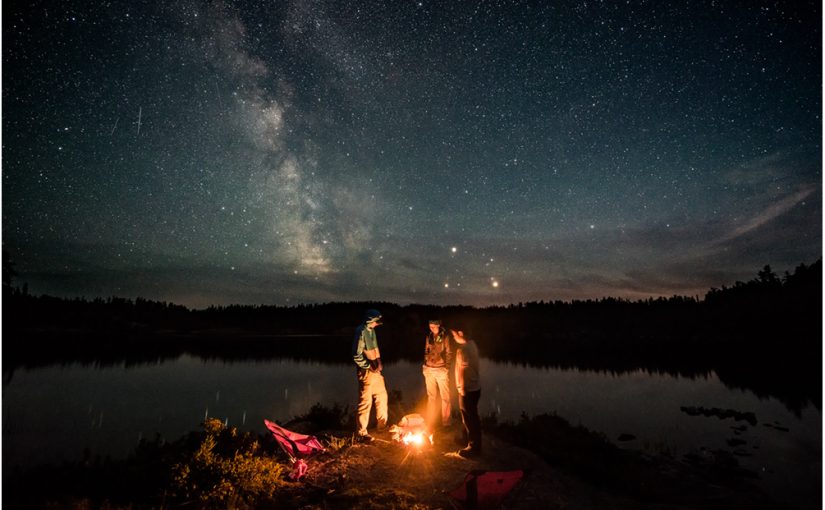Emplacement de camping au bord du lac Woodland Caribou, sous un ciel étoilé