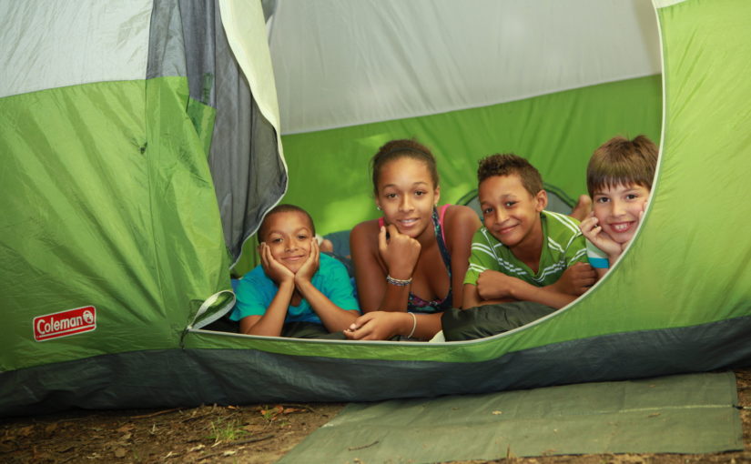 Des enfants sous une tente Coleman