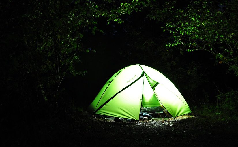 Lueur d’une tente dans la nuit