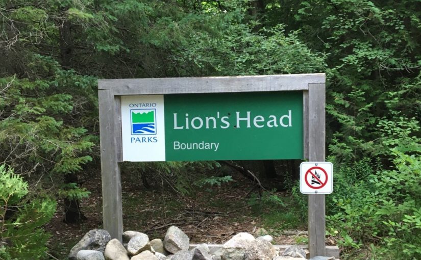 Enseigne du parc provincial Lion’s Head avec une affiche d’interdiction de feu