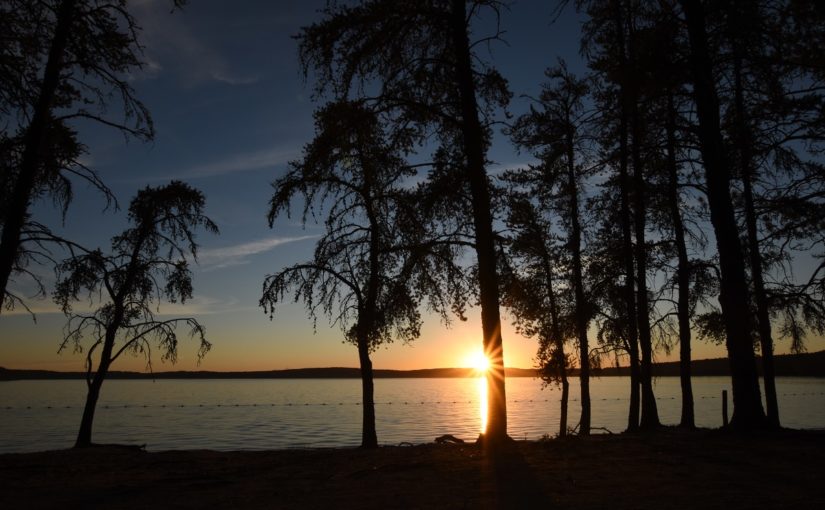 coucher de soleil à travers les arbres sur le lac Blue Lake