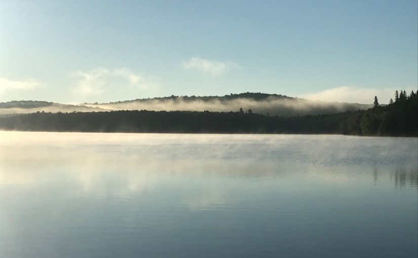 Vue du lac au petit matin avec brume et nuages