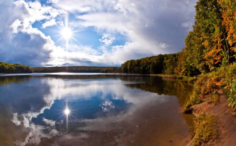 Vue panoramique d’automne des lacs et des arbres aux couleurs changeantes