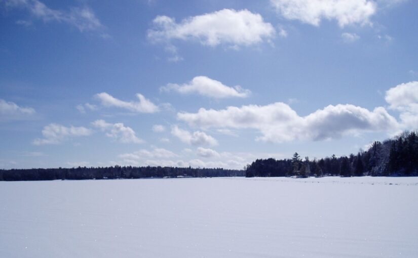 Lac recouvert de neige et ciel bleu