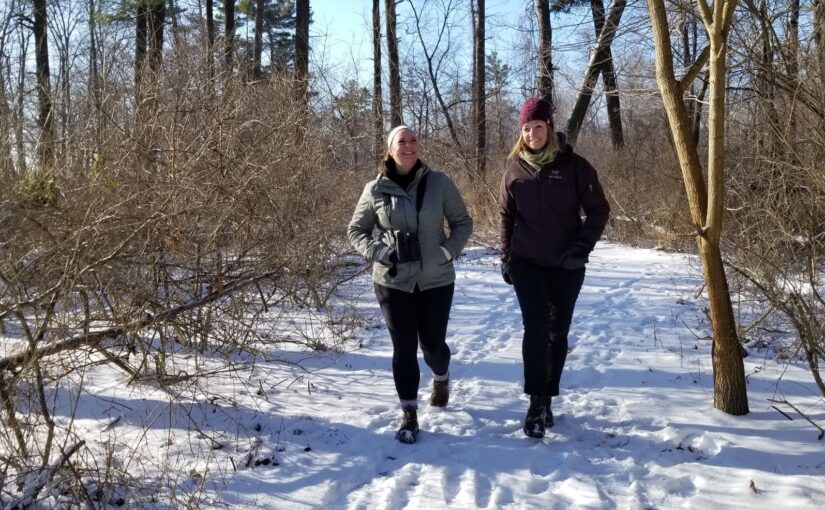 Deux personnes faisant une randonnée en hiver