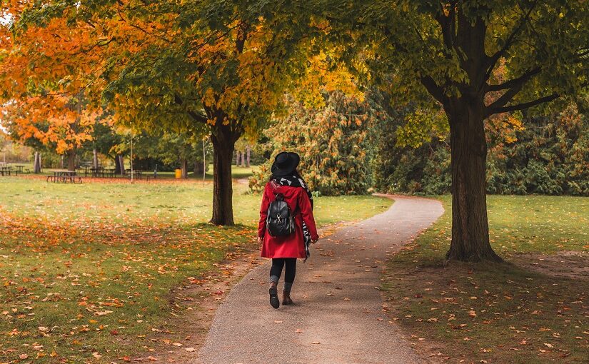 Une randonneuse sur un sentier à l’automne.