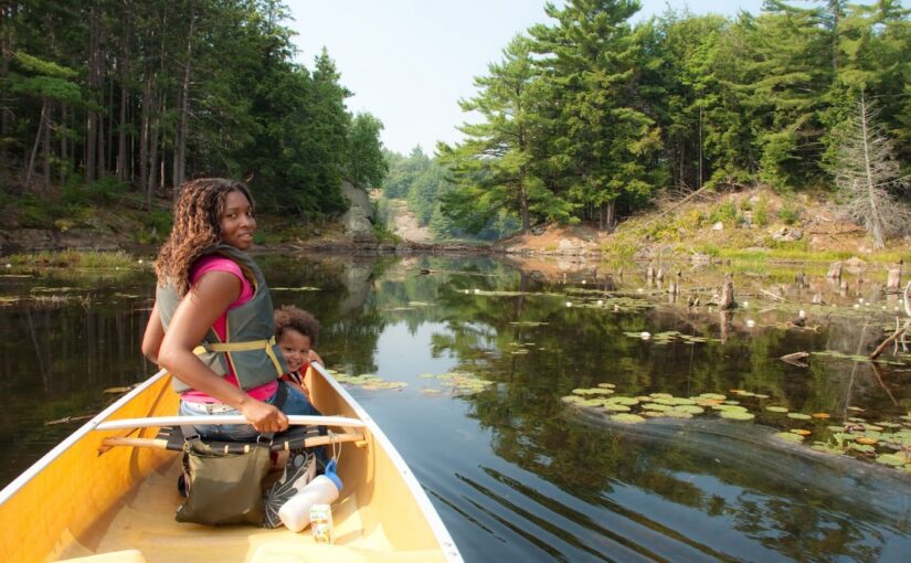 Une mère et son enfant à bord d’un canoé