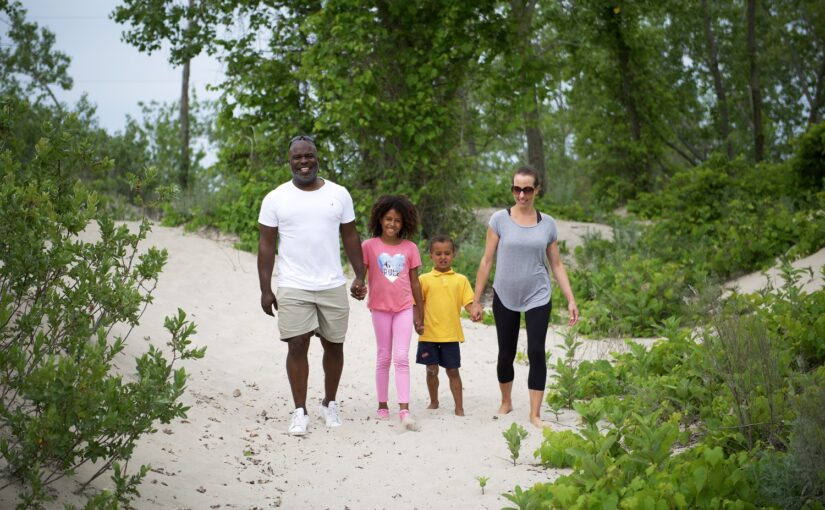 Une famille se promenant sur un sentier de dune au parc provincial North Beach.