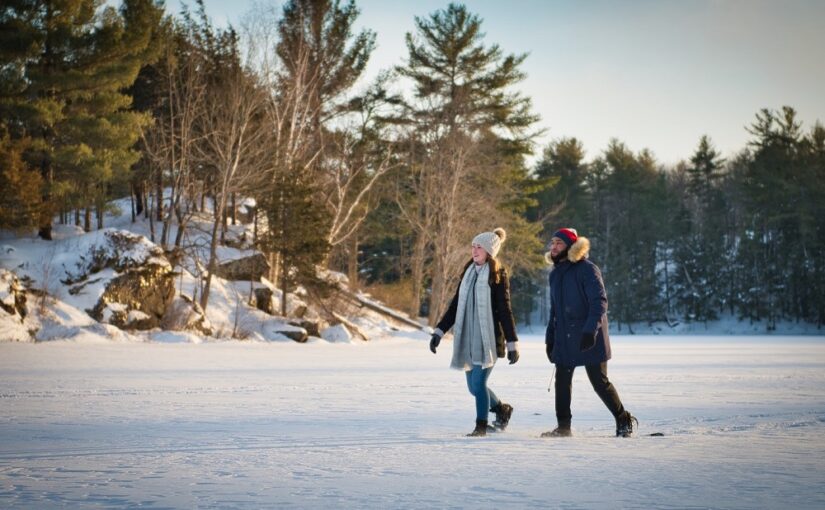 Un couple marchant sur la neige